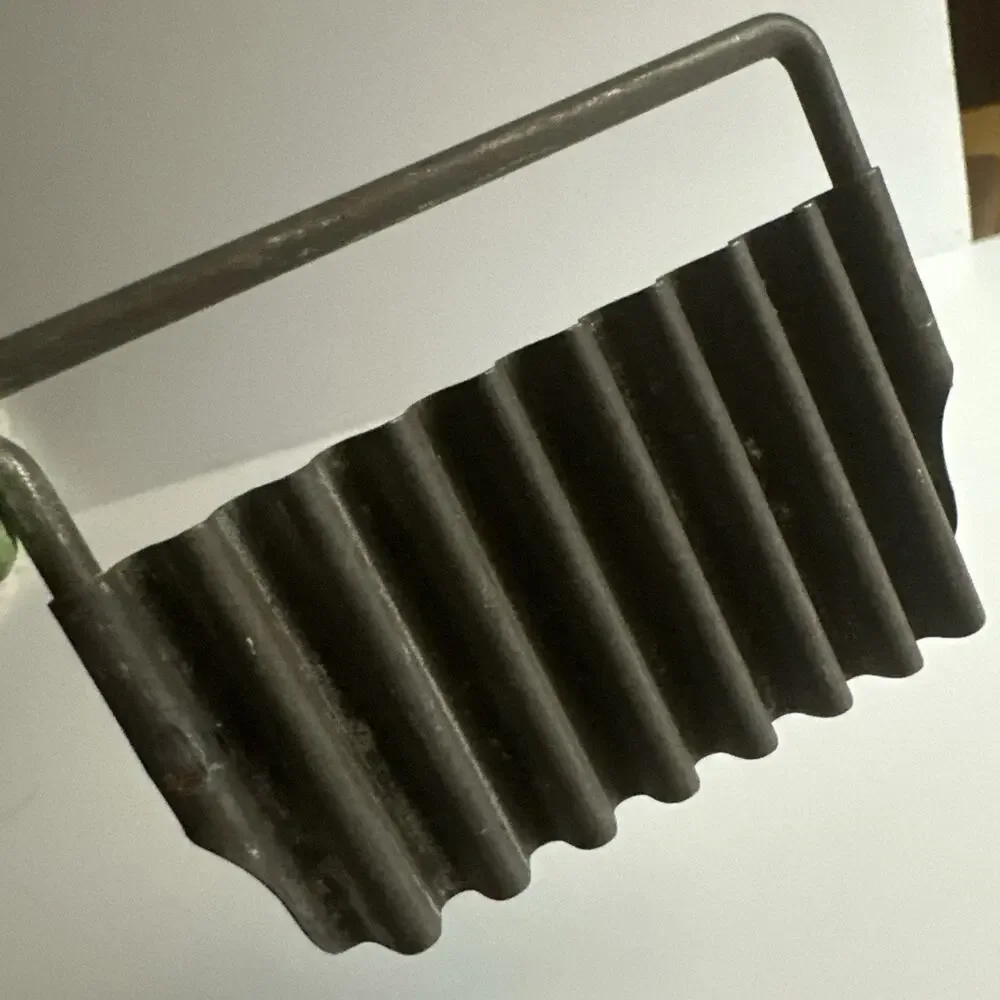 Metal Vegetable Cutter Wavy Crinkle Cut Kitchen Utensil Green Wood Handle Vtg